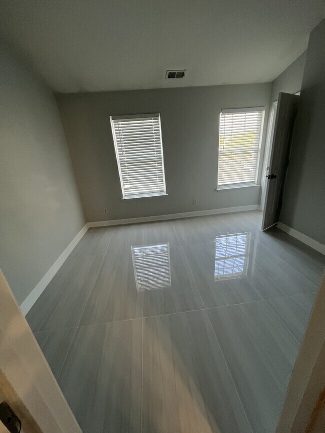 Building Photo - "Chic & Cozy: Modern 2-Bed Townhouse with Marble Accents in Greensboro!"