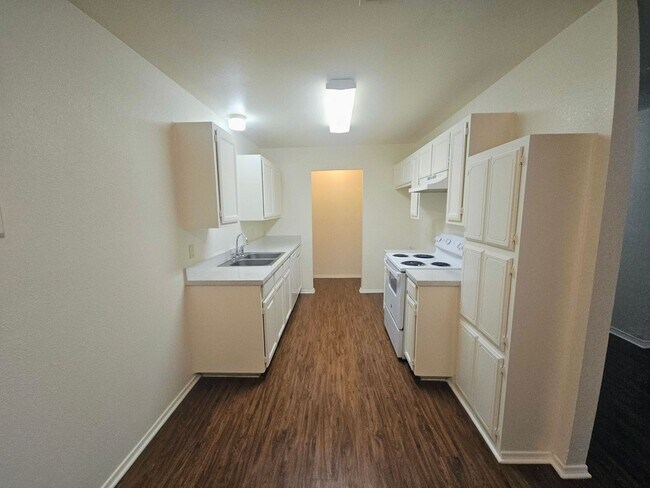 Building Photo - Perfect location in NRH!  Awesome duplex w...