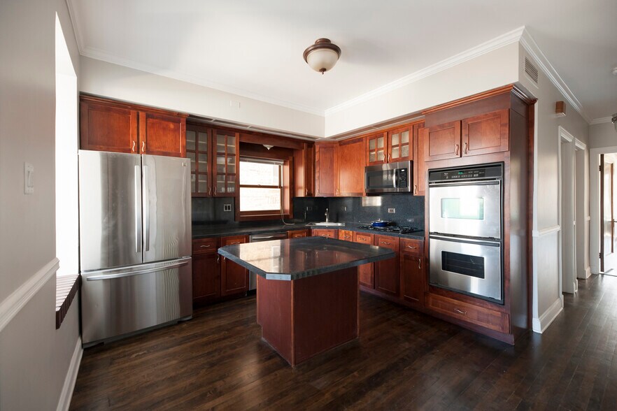 Kitchen with updated appliances - 2250 W Addison St