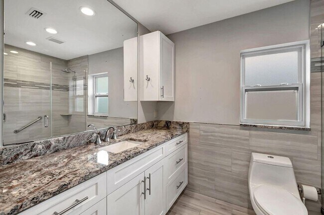 Building Photo - 5846 Mirror Lakes Blvd