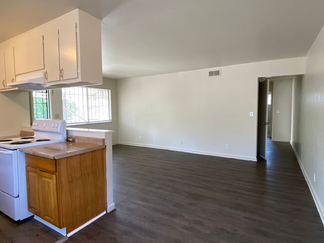 Building Photo - Spacious Two Bedroom Condo