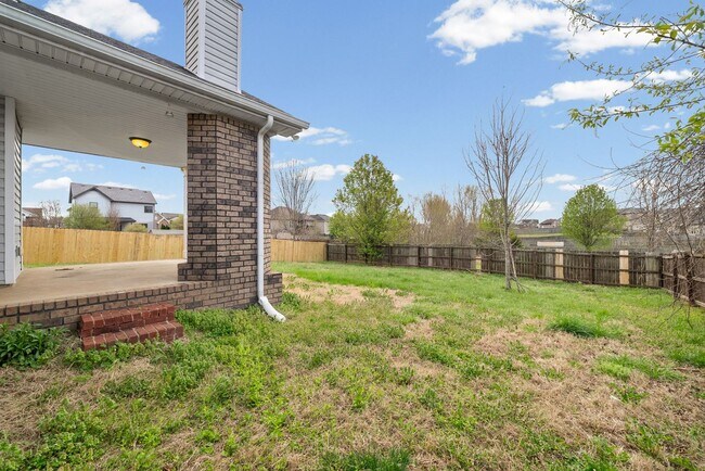 Building Photo - Three Bedroom with Bonus!