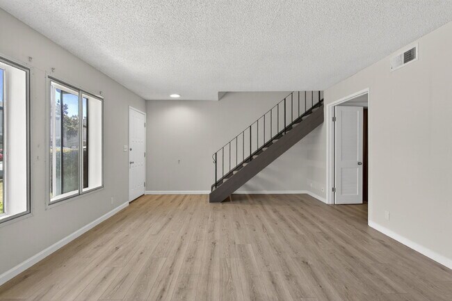 Building Photo - Spacious Condo in Santa Clara - Easy Commute!