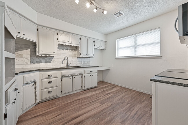 Building Photo - 2445 SW Binkley St