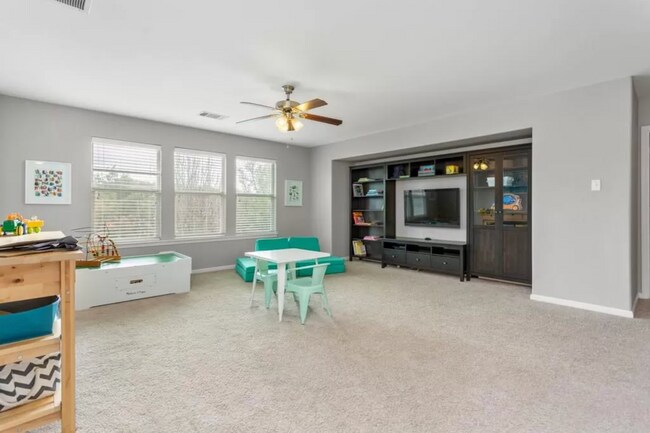 Building Photo - 3917 Links Ln