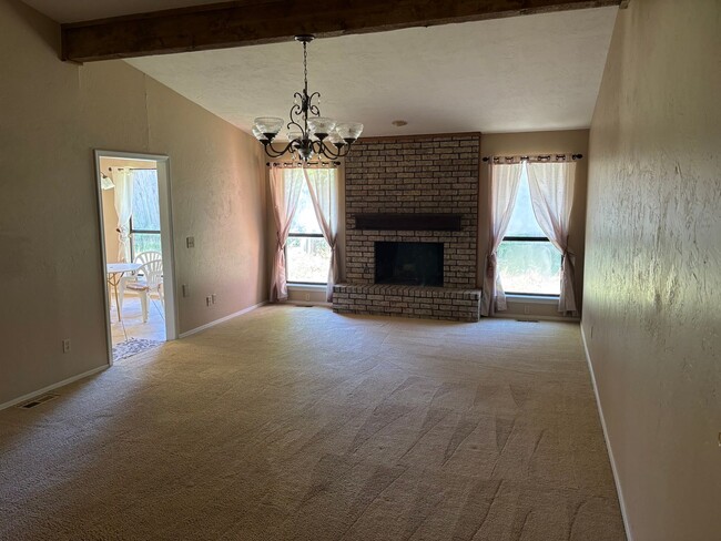 Building Photo - Large Home in Warr Acres, Putnam City Schools