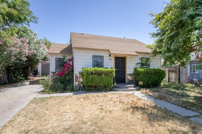 Building Photo - 3518 E Clay Ave