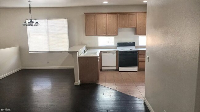Building Photo - Very nice single story home.