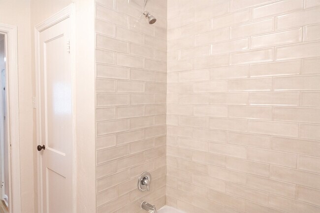 Building Photo - 1503 Fernando Dr