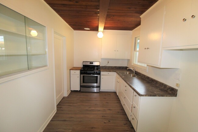 Building Photo - Quaint Santa Paula Home