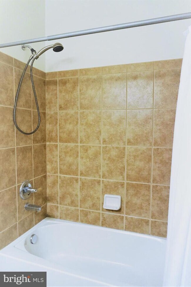 Building Photo - 43840 Hickory Corner Terrace