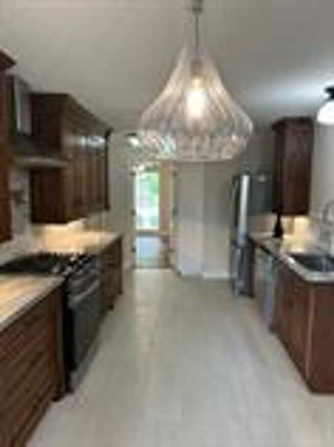 Building Photo - Spacious 3 bed/2 bath rental - Available early June!