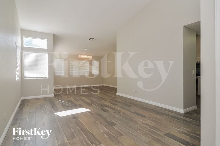 Building Photo - 827 Centaur Ave