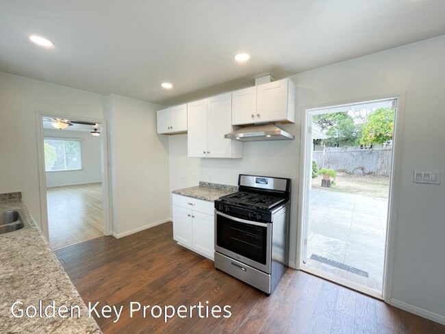 Building Photo - Charming single level home in South Oceans...