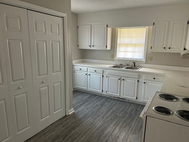 Building Photo - Spacious Updated 3 Bedroom 2 Bath House fo...