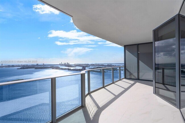 Building Photo - 700 NE 24th St