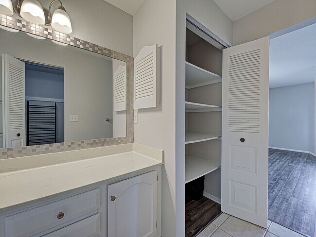 Building Photo - 2BD/2BA Mission Lakes Condo