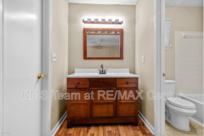 Building Photo - 625 Oxford Hall Dr SW