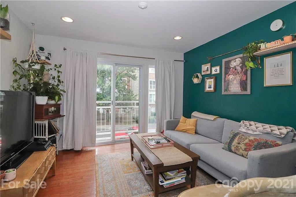 Building Photo - Room in Condo on Donatello Avenue