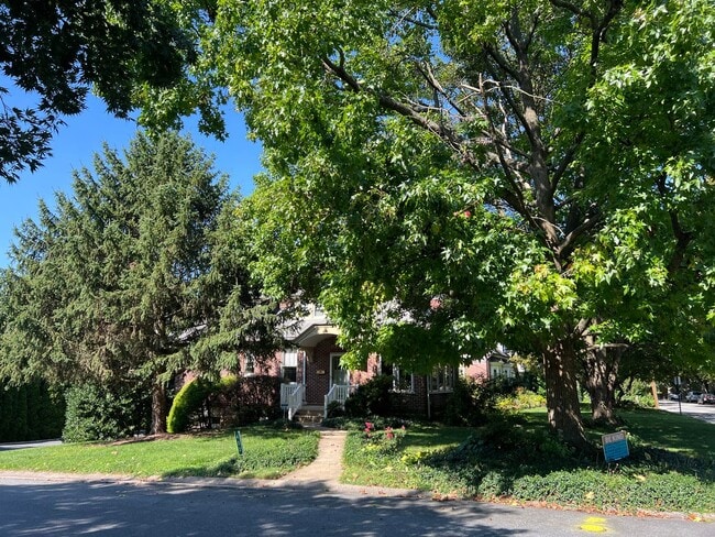 Building Photo - Beautiful 4 BR Brick Cape Cod in Lancaster!