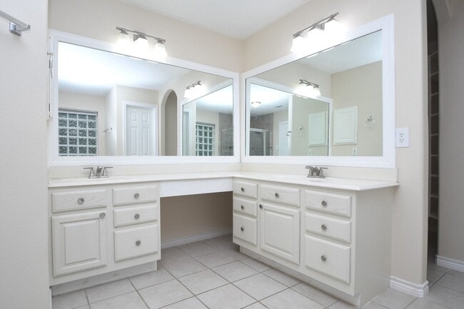 Building Photo - 10430 Sanibel Falls Ct