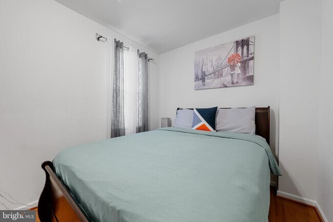 Building Photo - 831 S Montford Ave