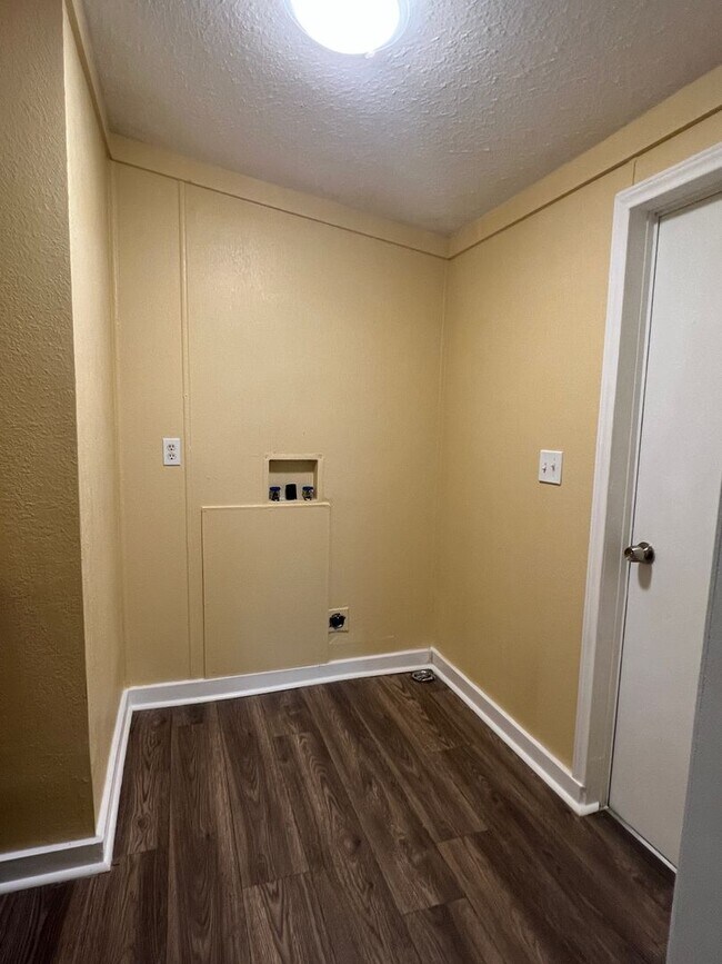 Building Photo - Remodeled 5 Bed | 2 Bath Mobile Home on Ha...