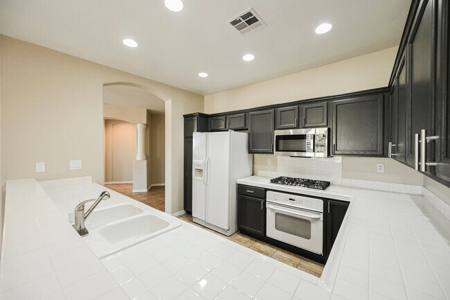 Building Photo - Beautiful 2 bd/2 bath condo in luxury gated Summerlin community ON TPC GOLF COURSE