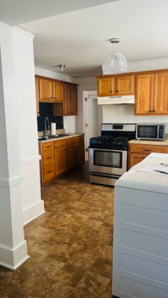 Building Photo - 2250 Evelyn Ave