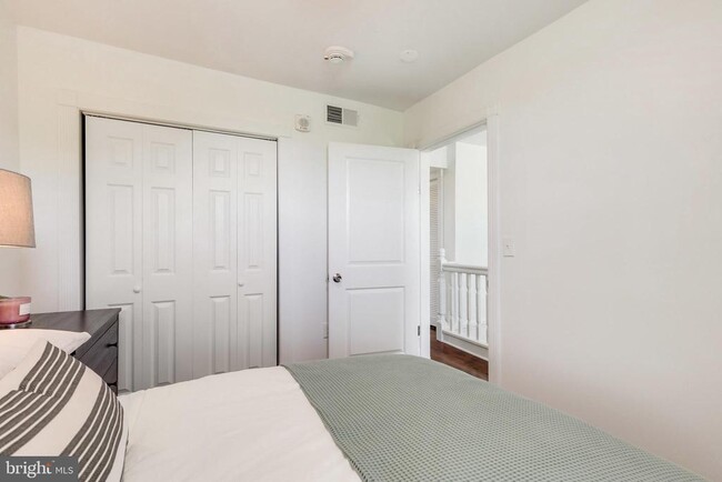 Building Photo - 1758 Park Ave