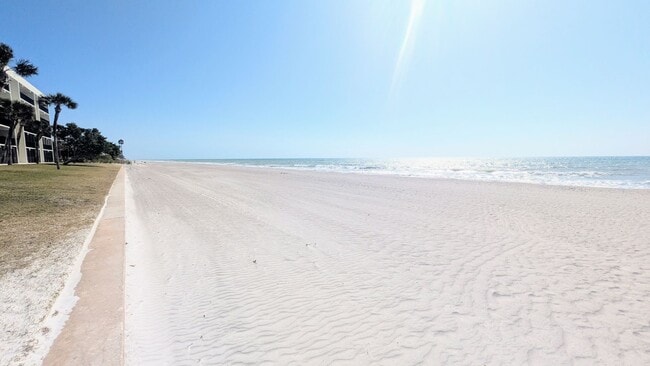 Building Photo - Seasonal/short term 2/2 condo rental with full water view on Longboat Key.