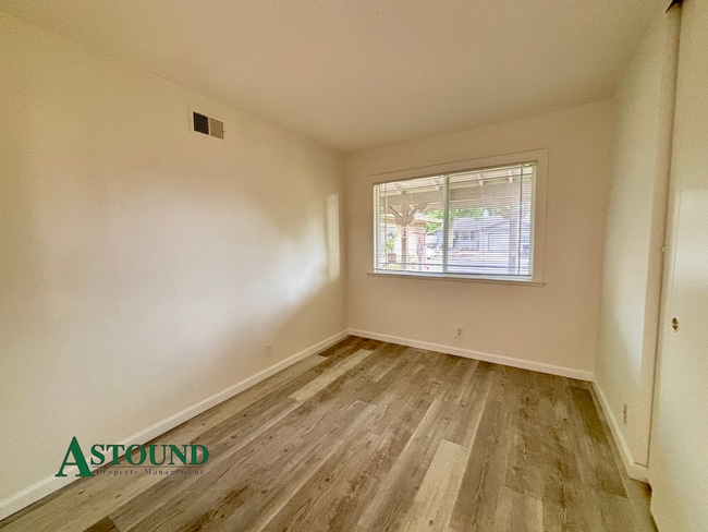 Building Photo - 2627 Prestwick Ave
