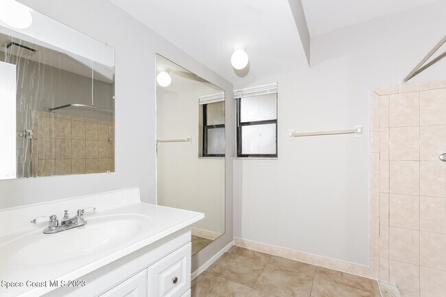 Building Photo - 1376 23rd Pl SW