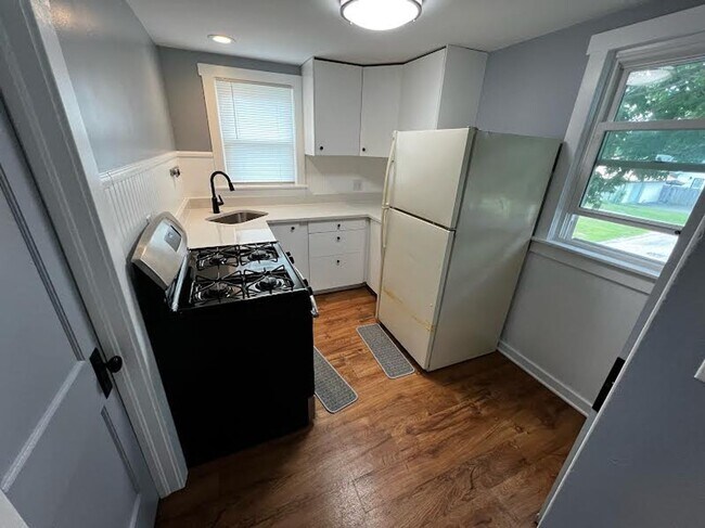 Building Photo - Cute 1 Bedroom Single Unit - Close to Campus!