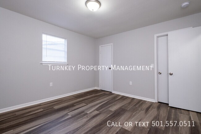 Building Photo - Renovated 3 bed 2 bath duplex! Half off 1s...