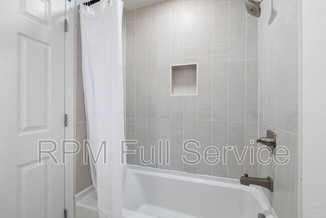 Building Photo - 1025 42nd Ave N