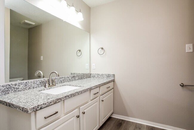 Building Photo - 31518 Kingston Village Dr