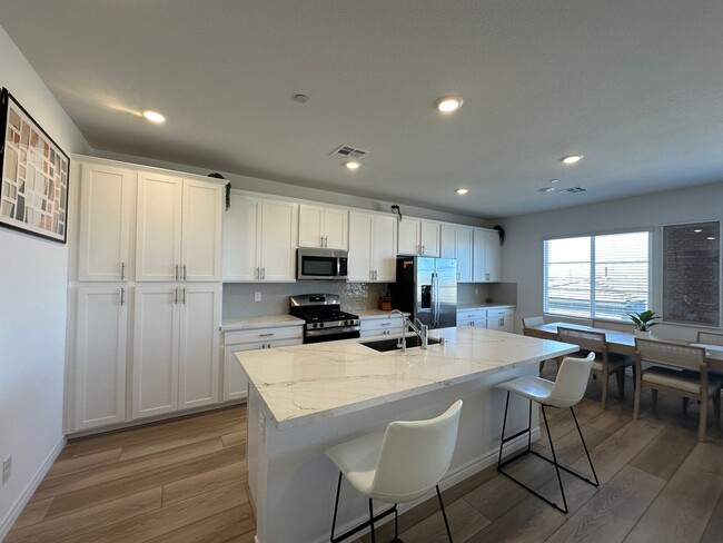 Building Photo - Fully furnished 55+ townhome with attached...