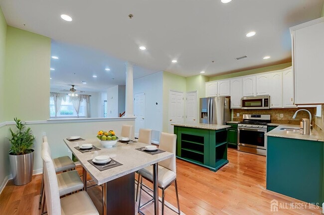 Building Photo - 609 Blossom Cir