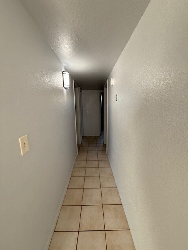 Building Photo - 2460 S High View Cir