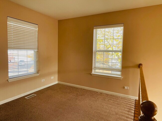 Building Photo - 2401 Sunshine Ln