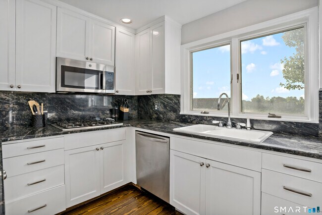 Building Photo - 1016 Fairfield Beach Rd