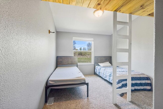 Building Photo - Country Oasis – Flexible Rental in Rexburg...