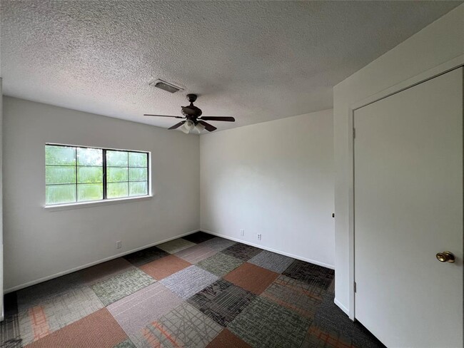Building Photo - 103 E Moerbe St