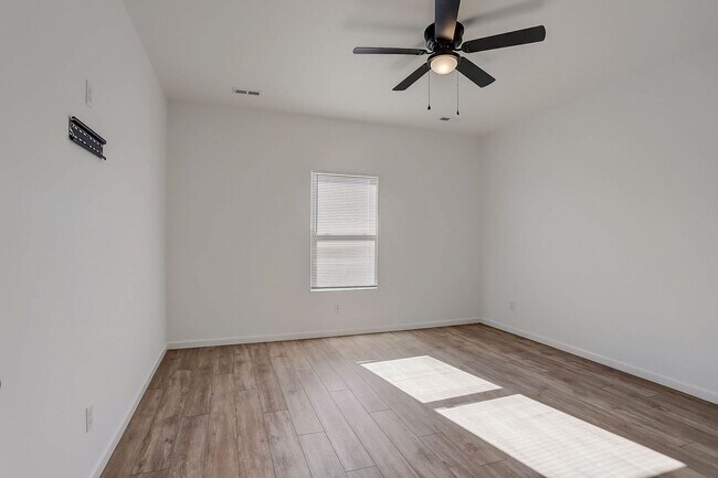 Building Photo - 1604 Parkview Dr