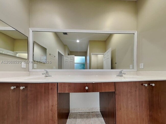 Building Photo - 4025 SW 149th Ct