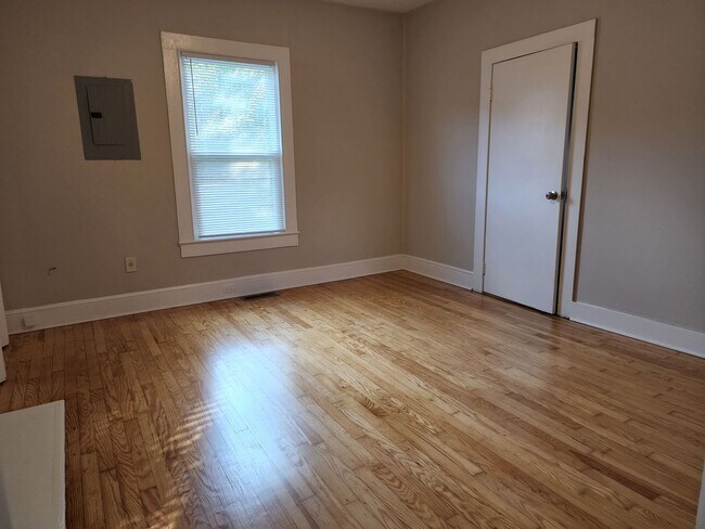 Building Photo - Complete remodeled 3 bedroom 1 1/2 bath home in Belmont!!