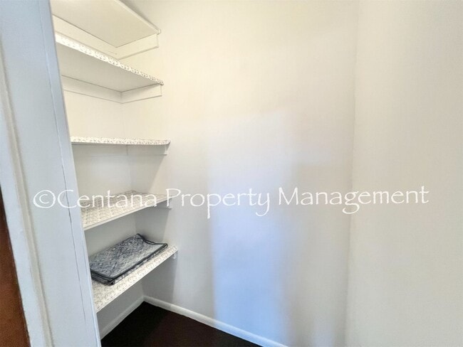 Building Photo - Historic home centrally located and beauti...