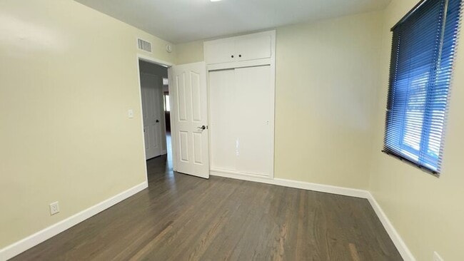 Building Photo - 403 S Lupin Ln