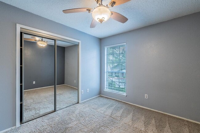 Building Photo - 1015 E Yager Ln